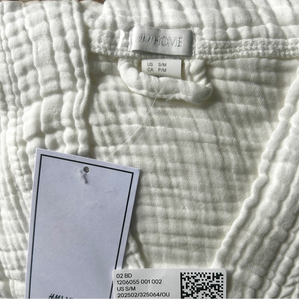 H&M Muslin Bathrobe in White (Unisex Fit) - Picture 6 of 10